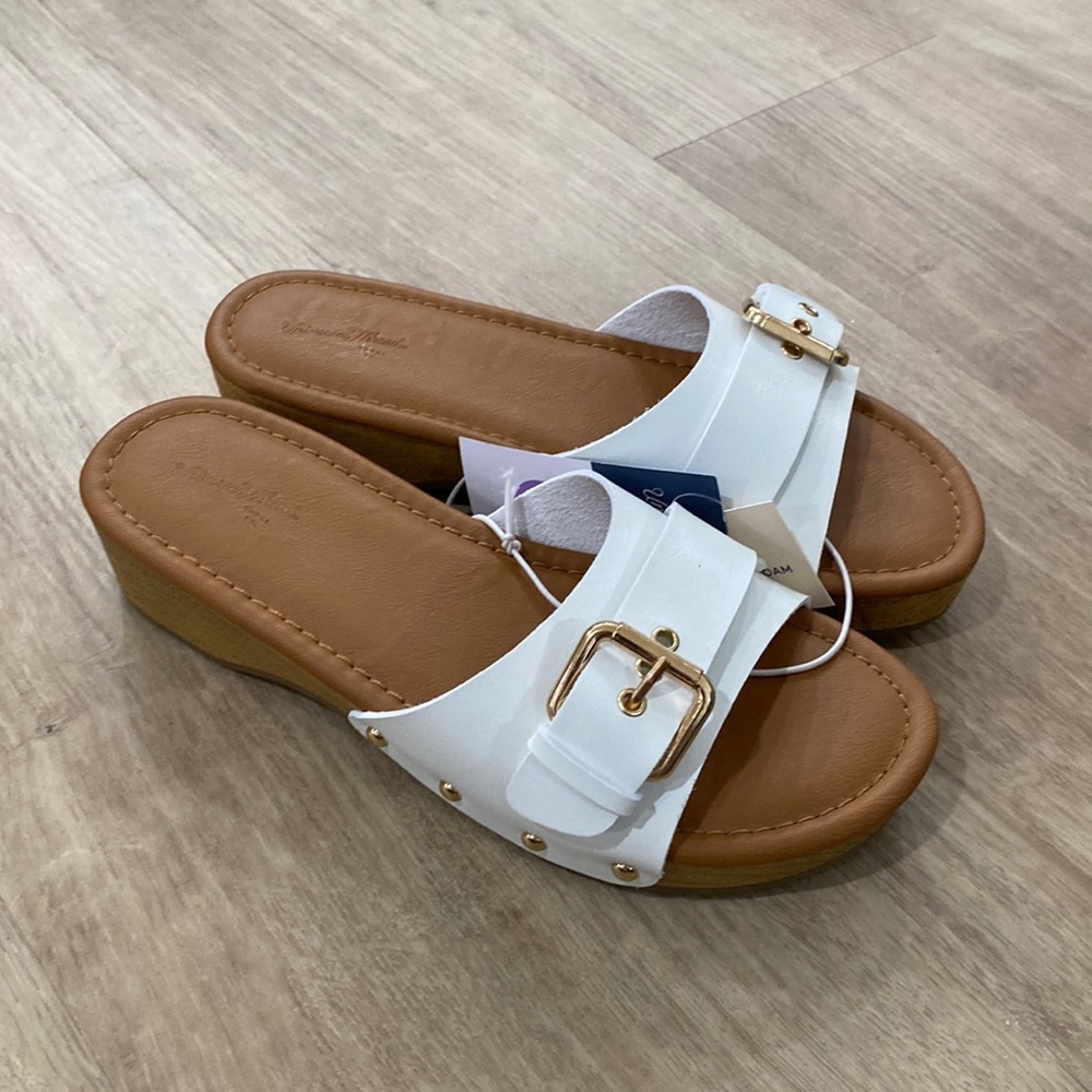 NEW Women’s Universal Thread Kora Sandals
